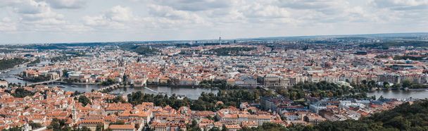 Vista aérea panorámica de los tejados de Praga y el horizonte y el castillo desde la plataforma de observación en la parte superior de la torre de observación de Petrin, Praga, República Checa
. - Foto, Imagen