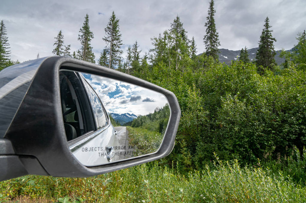 Гарний вигляд Аляски через за автомобіль дзеркало заднього виду з гірським пейзажем вздовж поблизу Вальдес, шосе Річардсон - Фото, зображення