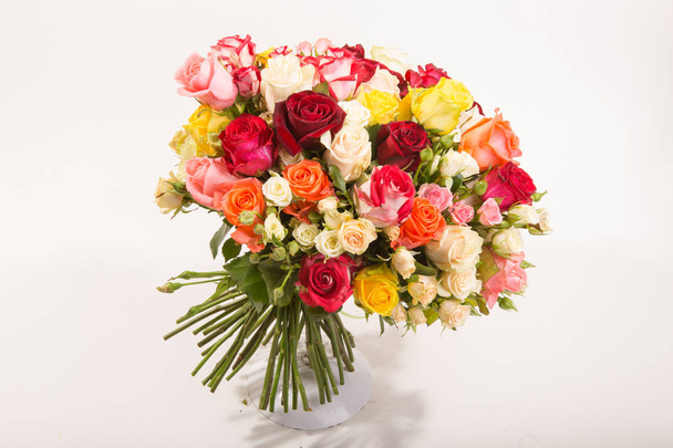 Bouquet di rose variopinte assortite isolate su sfondo bianco
. - Foto, immagini