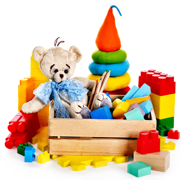 Дитячі іграшки з плюшевим ведмедем і кубиками
. - Фото, зображення