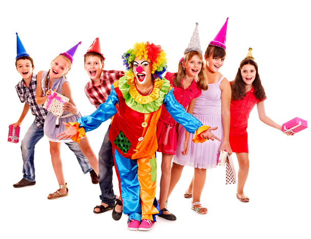 tiener met clown groep verjaardag partij. - Foto, afbeelding