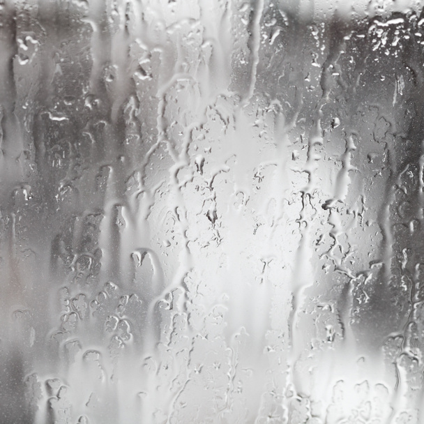 corrientes de lluvia en la ventana
 - Foto, Imagen