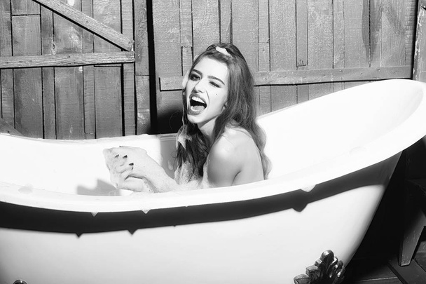 Smiling woman in bath - Valokuva, kuva