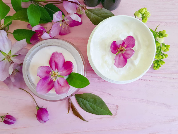 Creme-Kosmetik, Magnolienblüte auf rosa Holzgrund - Foto, Bild