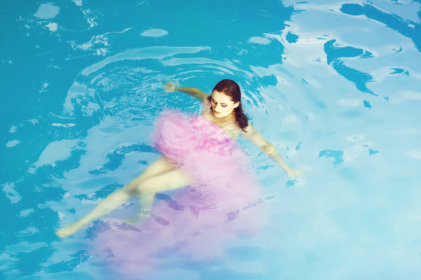 pretty sexy woman in swimming pool - Foto, Imagem