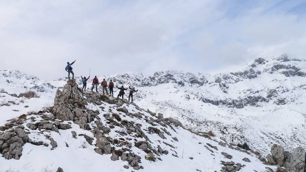 passeggiata invernale e risultati del gruppo di arrampicatori affollati
 - Foto, immagini