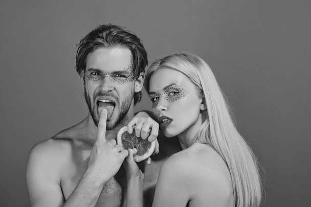 couple of woman and man with makeup hold grapefruit - Foto, Bild
