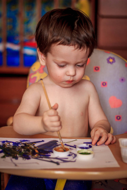 Niedliche Kindermalerei mit Pinsel zu Hause - Foto, Bild