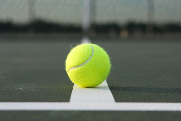 Теннисный мяч на корт-линиях
 - Фото, изображение