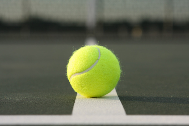 Pelota de tenis en las líneas de la cancha
 - Foto, Imagen