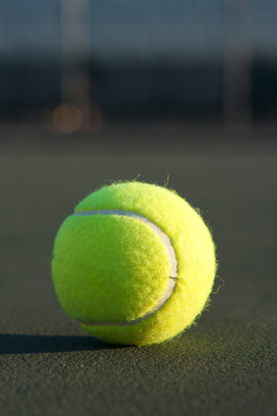Pelota de tenis de cerca en la cancha
 - Foto, Imagen