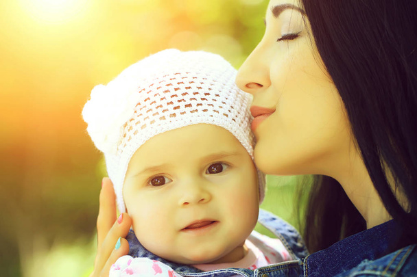 Madre baciare e tenere figlia
 - Foto, immagini