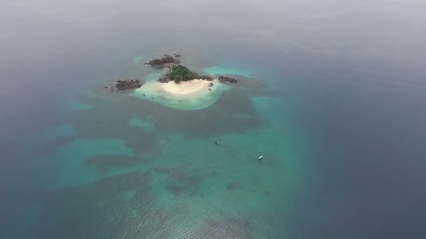 Idilli paradicsomi szűz érintetlen trópusi szigeten légi drone megtekintése. Fehér homokos strand és a kék türkiz tiszta víz töltsük fel egy fantasztikus nyaralás háttér. Látványos magas légifelvételek természetvédelmi táj - Felvétel, videó