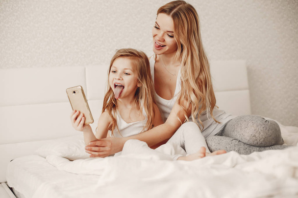 mother with cute blond daughter - Foto, afbeelding