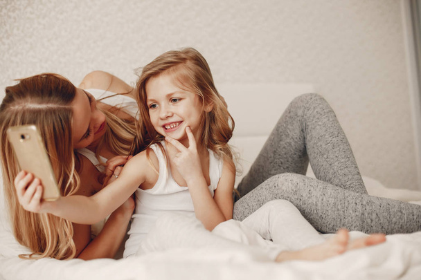 mother with cute blond daughter - Foto, Bild