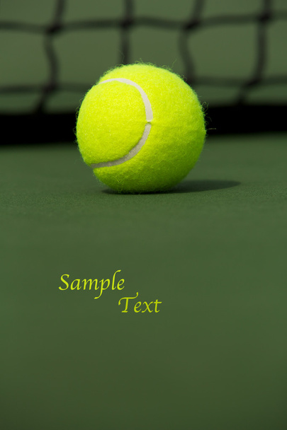 Pelota de tenis aislada en la cancha
 - Foto, imagen