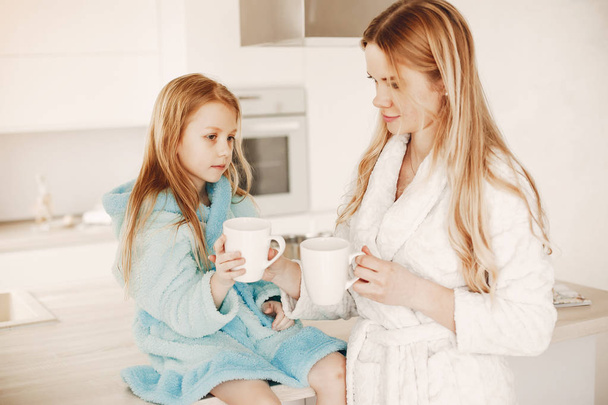 mother with cute blond daughter - Foto, Bild