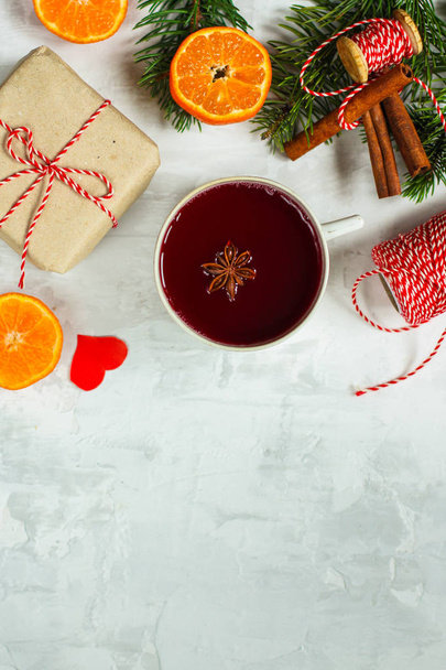 Baharat ve hediyeler masanın üzerinde mulled şarap. Yeni Yılınız Kutlu Olsun! Üstten görünüm - Fotoğraf, Görsel