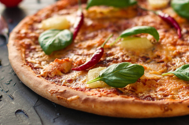 Pizza, broccoli, tomatensaus en kaas. voedsel achtergrond - Foto, afbeelding