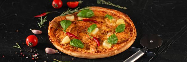 pizza, broccoli, tomato sauce, cheese. food background - Foto, imagen