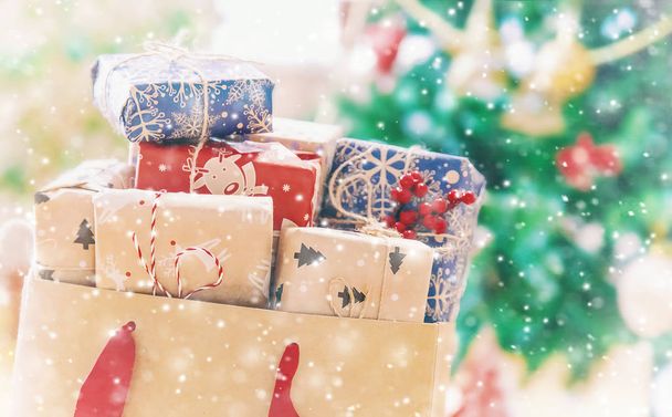 Karácsonyi bevásárló ajándékok. Ajándék a csomagban. Szelektív összpontosít. ünnepek - Fotó, kép
