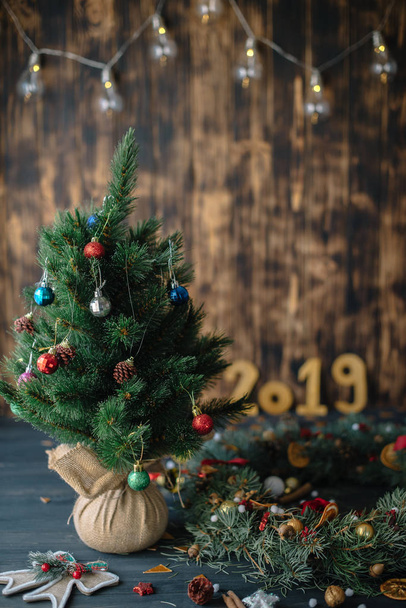 Arbre de Noël avec chiffres d'or 2019 sur un fond en bois
 - Photo, image