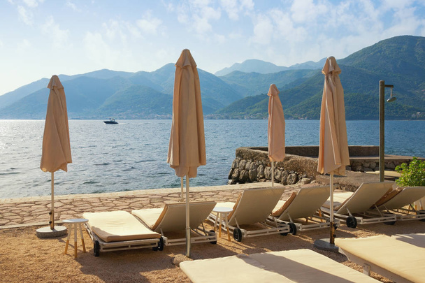 Letnie wakacje na plaży. Czarnogóra, Morze Adriatyckie, widok na Zatokę Kotorską w pobliżu miasta Tivat - Zdjęcie, obraz