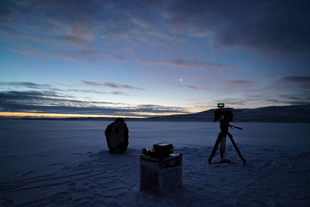 ヤマル砂漠夕暮れ時にプロのビデオ オペレーターのシルエット - 写真・画像