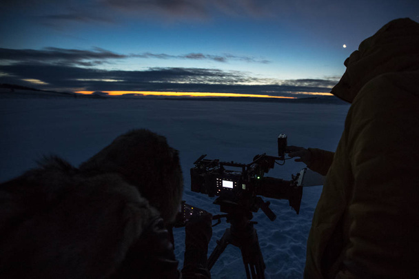 Silhouette de personnes qui filment le coucher du soleil dans le désert de Sibérie
 - Photo, image
