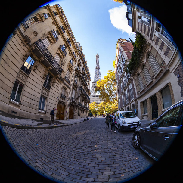 Paryż, Francja, na 26 października 2018 r. malownicze miasto ulica i Wieża Eiffla (fr. tour Eiffel). Rybie oko widok - Zdjęcie, obraz