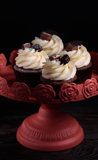 Schokolade, leckerer und süßer Cupcake mit Vanillecreme und Kondensmilch, - Foto, Bild