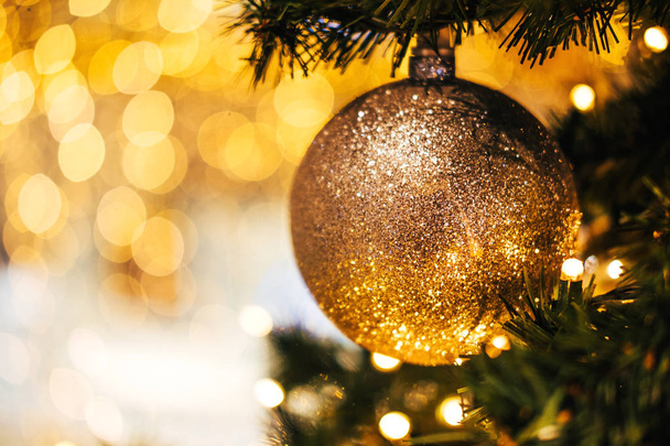 Fenyő ága labdák és ünnepi fények a karácsonyi háttér ragyog. - Fotó, kép