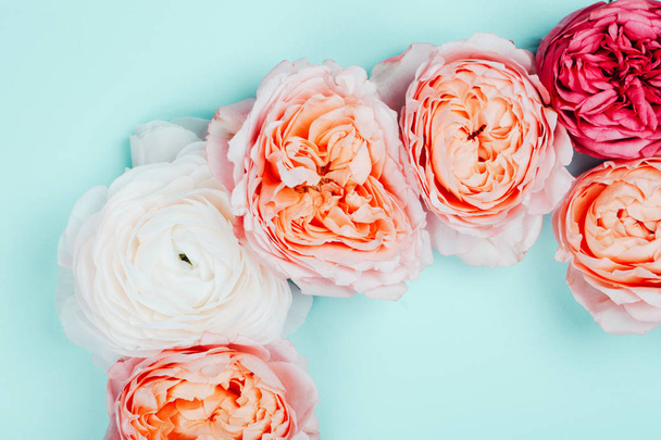 Podłoże wykonane z piękne róże różowy i pomarańczowy. Ispired przez kolor roku 2019 - Living Coral. - Zdjęcie, obraz
