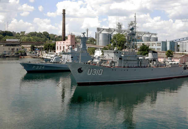 Одеса-18 липня: Кораблі військово-морської патрульної пришвартований в гавані Одеса зерна дових, 18 липня 2013 року.  - Фото, зображення