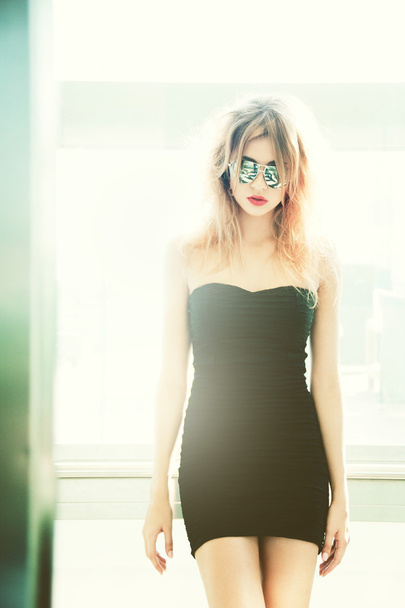Girl in sunglasses posing in elevator - Valokuva, kuva