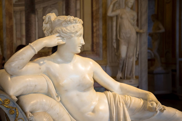 ROMA, ITALIA - 24 AGOSTO 2018: particolare della Statua di Paolina Bonaparte di Antonio Canova, il suo capolavoro situato a Villa Borghese - Foto, immagini