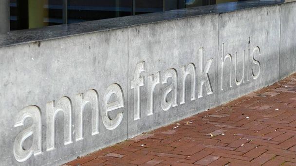 Amsterdam, Pays-Bas - 12 décembre 2018 : Un mur à côté de la Maison d'Anne Frank à Amsterdam
 - Photo, image