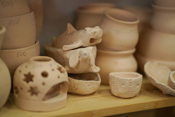 cerâmica crua de argila na oficina de cerâmica
 - Foto, Imagem