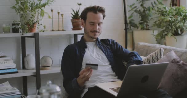 Adult male using credit card online - Materiaali, video