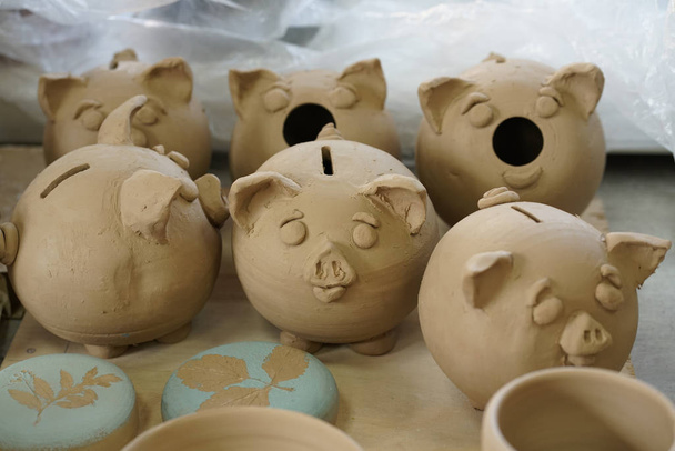preparação de piggy mpney Bank na forma de argila crua em uma oficina de cerâmica
 - Foto, Imagem