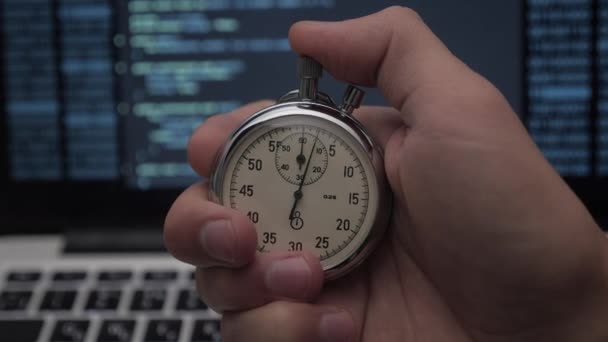 Primo piano della mano di un uomo che avvia un cronometro sullo sfondo dello schermo del programmatore hacker. Concetto di scadenza. 4K, 10 bit, 4: 2: 2
 - Filmati, video