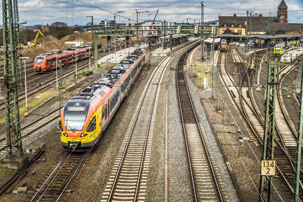 GIESSEN, ALLEMAGNE - 05 AVRIL 2018 : Vue de la gare avec beaucoup de voies et train jaune
. - Photo, image