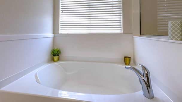 Bañera en casa de clase media que está limpia
 - Foto, Imagen