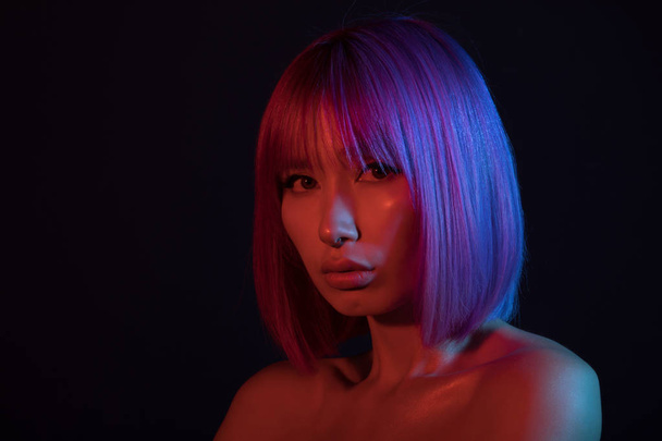 Žena v barevné jasná světla pózuje v studio, portrét krásné sexy holka s trendy make-up a světlé vlasy. - Fotografie, Obrázek