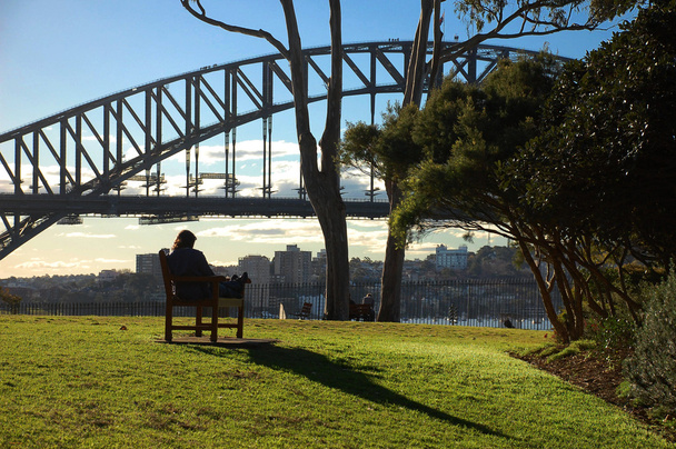 Mujer relajándose en el puente del puerto de Sydney
 - Foto, Imagen