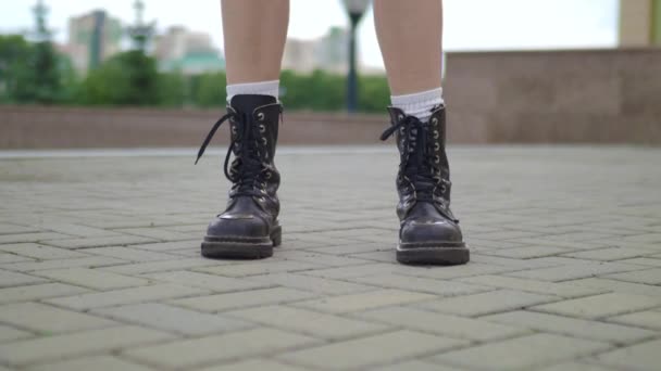 die Füße einer Frau, die mitten auf der Straße auf die Toilette will - Filmmaterial, Video