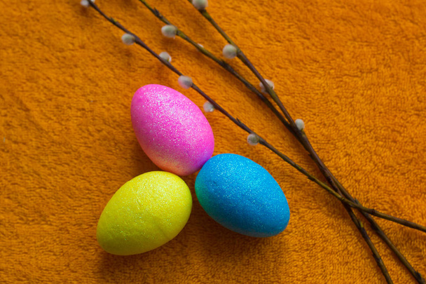 huevos de Pascua en un plato  - Foto, Imagen