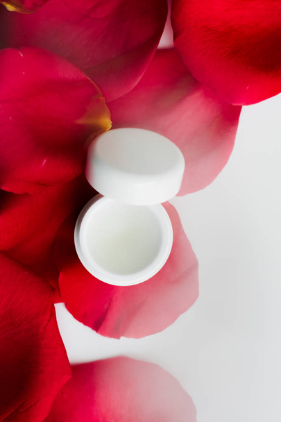 コンセプト、エレガントな視覚効果美容クリーム jar とバラの花びら - 花と化粧品のスタイル - 写真・画像