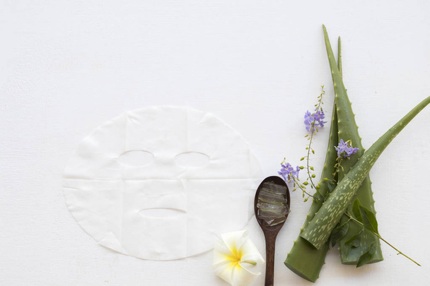 máscara de folha de aroma natural herbal de aloe vera para beleza pele rosto cuidados de saúde da mulher no fundo branco
  - Foto, Imagem
