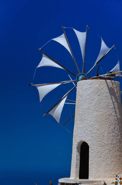 Windmühle auf Berg vor blauem Himmel gebaut - Foto, Bild